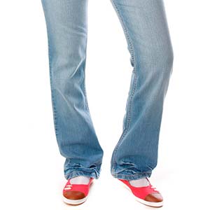 Як правильно носити високі кеди з джинсами?